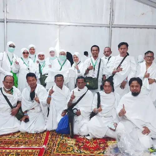 Bermalam di Tenda Mina